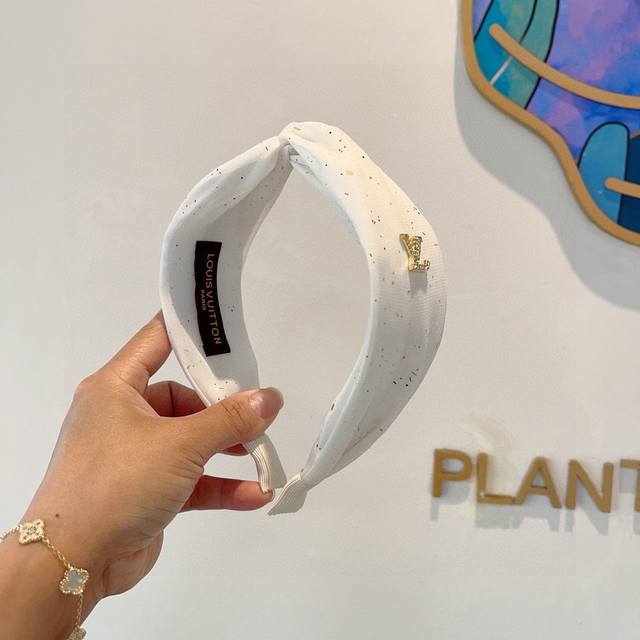 with Lv packaging Louis Vuitton's hottest new wide headband, fashionable headban