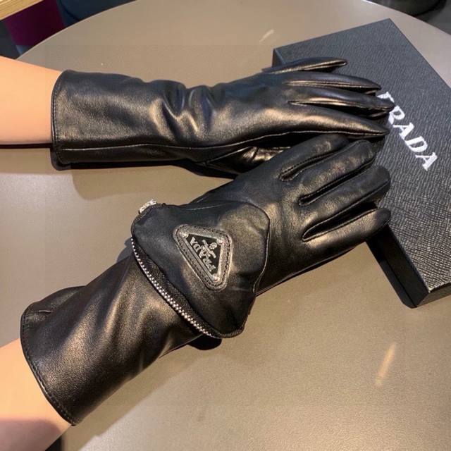 New exclusive first touch screen gloves Prada mid-cut gloves original quality of