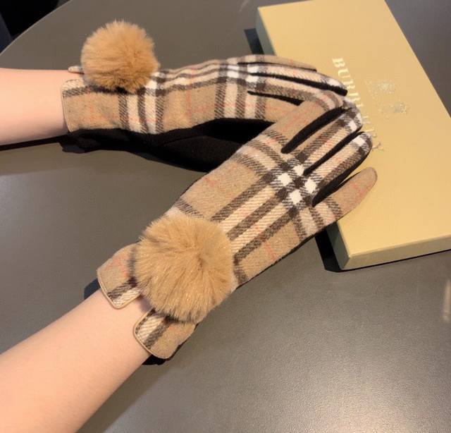 Burberry new wool gloves, fashionable gloves, warm autumn and winter plus velvet