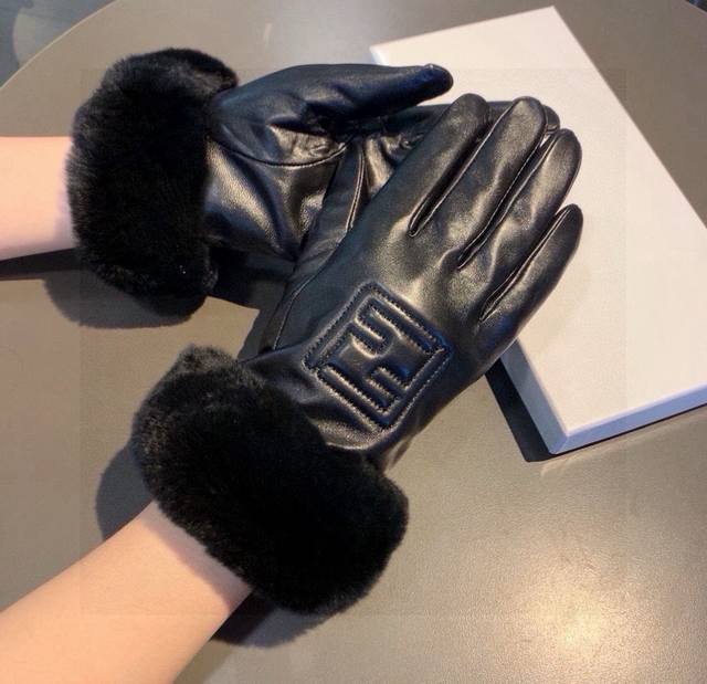 Fendi 2025 Autumn/Winter Lazy Rabbit Sheepskin Embroidered Gloves for Mobile Pho