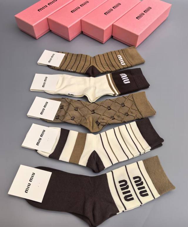 Special counter packaging Miumiu Miu Miu new mid-length stacked socks! Five pair