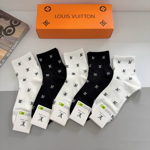comes with packaging, 5 pairs of Chanel classic mid-calf socks in a box. High-en
