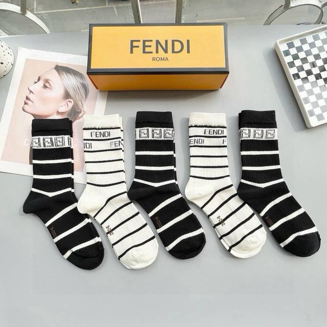 comes with a box of five pairs of Fendi Fendi Big F new high socks with the clas