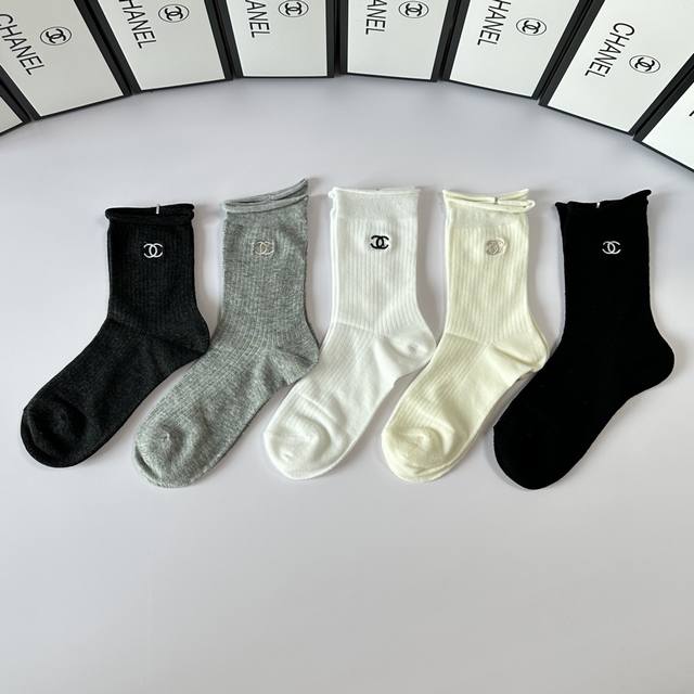 Special packaging for Chanel's new classic embroidered mid-length stacked socks!