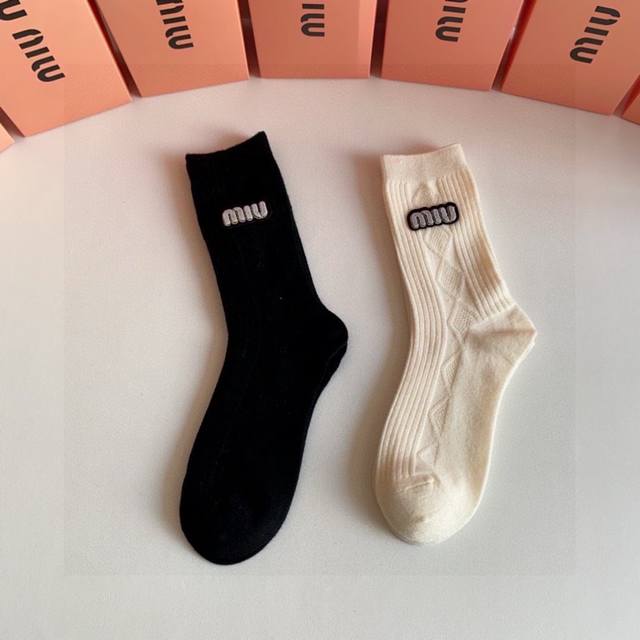 Special counter packaging for Miumiu's new cashmere pile socks! Two pairs per bo
