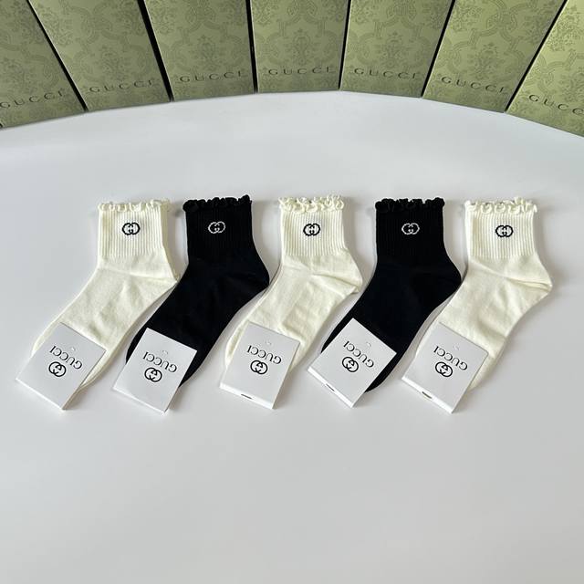 Special counter packaging Gucci new mid-length stacked socks! Five pairs per box
