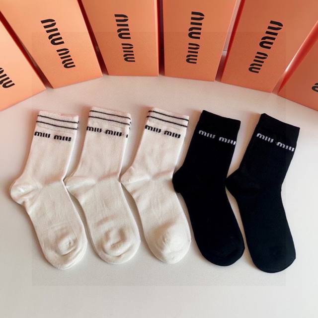 Special counter packaging Miumiu Miu Miu new mid-length stacked socks! Five pair