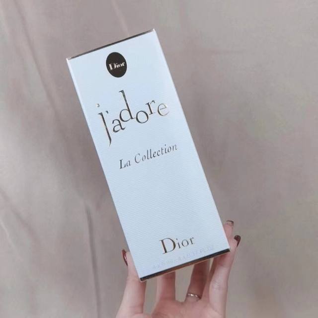 This 4-piece, counter-quality Dior J'Adore fragrance sample set includes: J'Ador