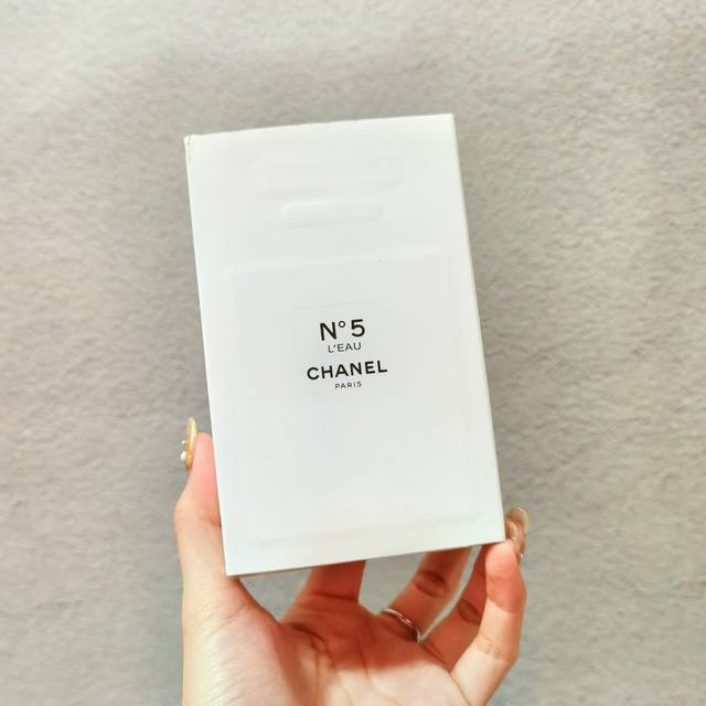 Chanel No. 5 Eau de Parfum (White) - a must-have perfume. Chanel White Eau de Pa