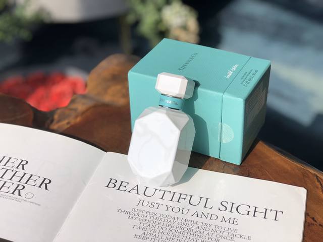 a limited-edition Tiffany Snowball fragrance with a floral accord. Top notes: ma