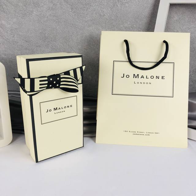 a premium quality, Jo Malone Christmas release, Bluebell, is absolutely stunning
