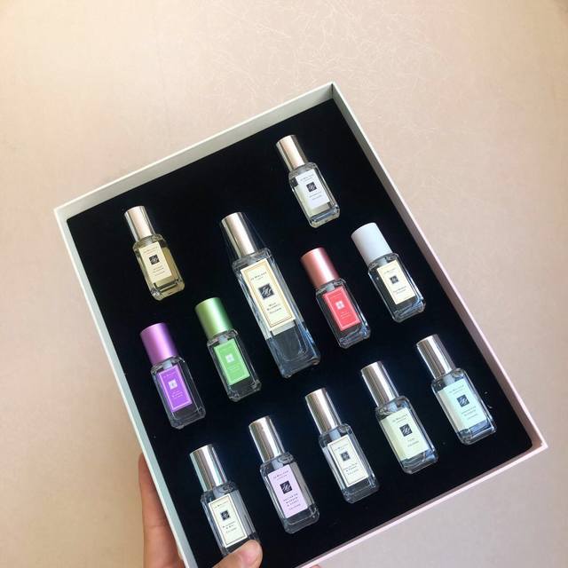 3 limited edition macarons in special 9ml packaging. This is a 12-piece garden e