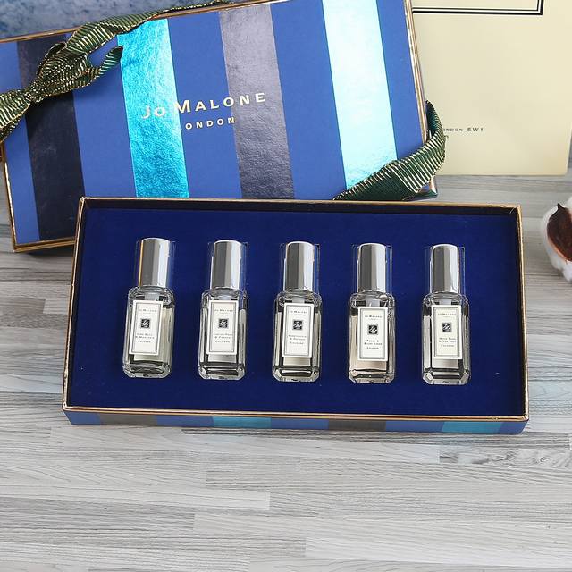 Counter-quality Jo Malone Christmas Fragrances. Jo Malone Limited Edition Christ