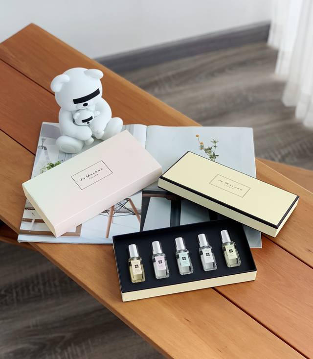 This exclusive Jo Malone perfume set features the Blossoms limited edition, a de