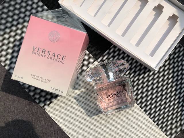 counter-quality Versace Bright Crystal Eau de Parfum for Women, Edt. The fragran