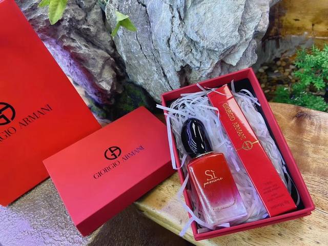 Exclusive-edition Armani perfume and lip glaze gift set! This exclusive Armani S