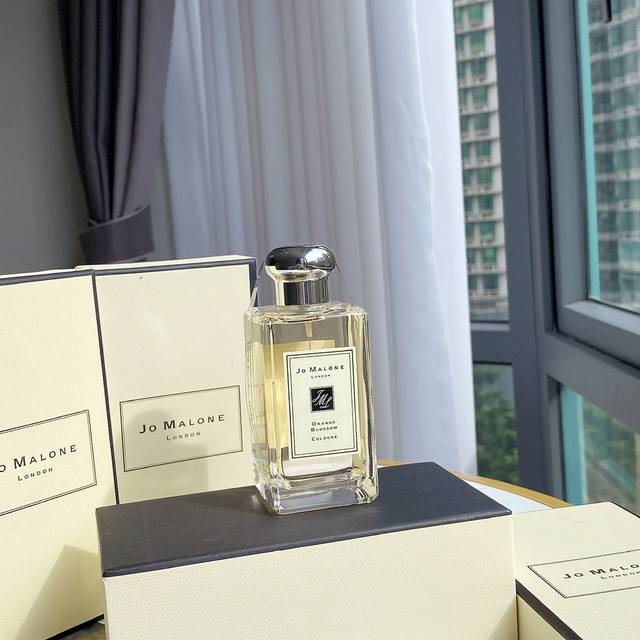 This Jo Malone Orange Blossom fragrance is a light orange soda blended with jasm