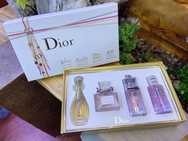 This 4-piece gift set of premium Dior perfume samples is exquisitely crafted. Ea