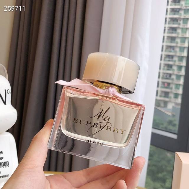counter-quality. Top notes: pomegranate and lemon; middle notes: rose, apple, an