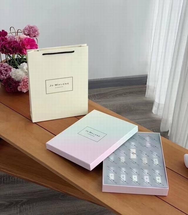 12-piece Jo Malone Garden Edition small and medium sample set! Contains: 30ml Bl