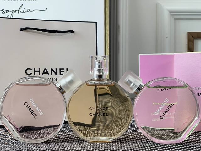 Chanel Chance Eau De Toilette, top notes: pineapple, iris, patchouli, pink peppe