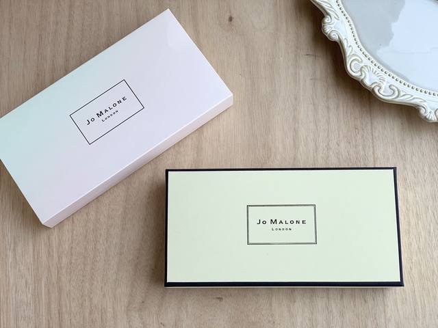 This five-piece Jo Malone fragrance gift set is truly irresistible. I'm all abou