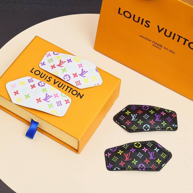 Lv& black and white tri-color clips have been popular in the fashion circle for