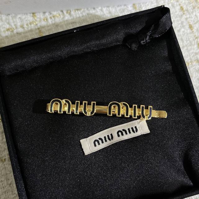 Miumiu enamel hairpin exquisite and versatile, a small and beautiful hairpin wor