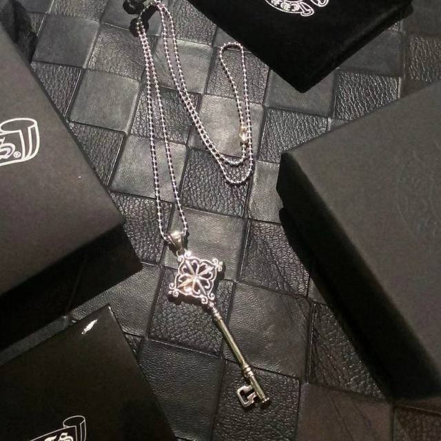 This Chrome Hearts classic vintage pearl necklace key pendant features a distinc