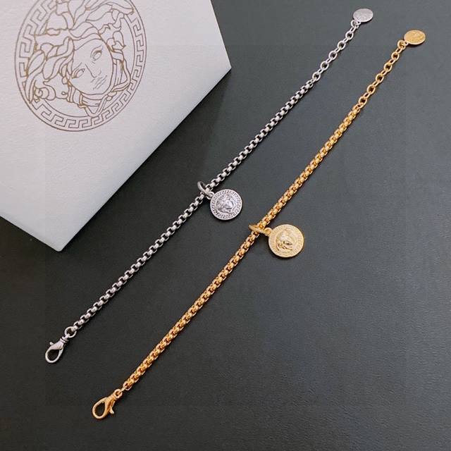 High-quality Versace bracelet with the Medusa head, original product, new counte