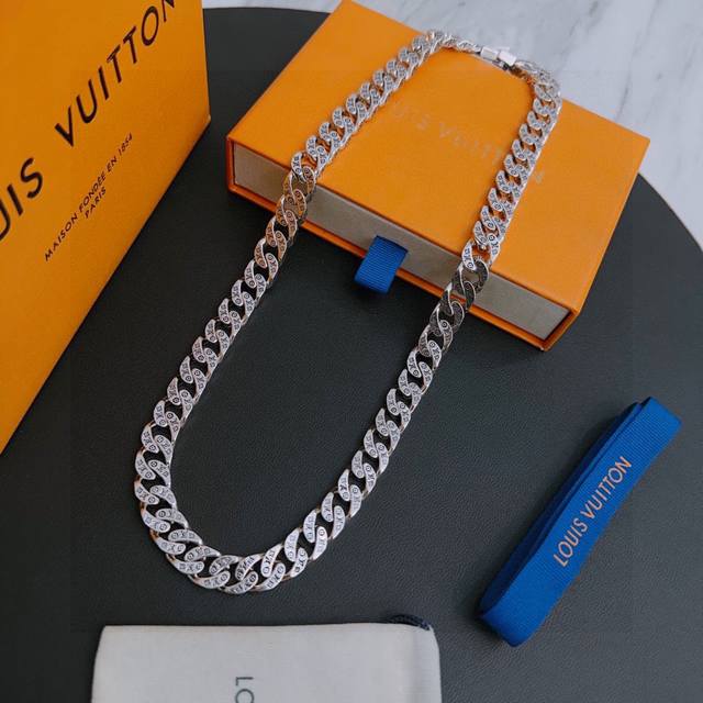 Louis Vuitton Lv necklace, original goods, new counter model, retro fashion esse