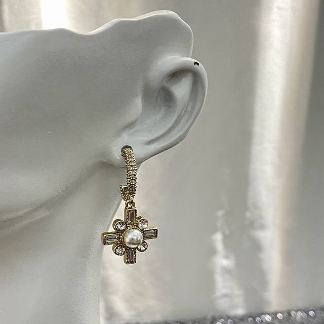 Code E2049 0956780 Chanel earrings are hot-selling and are on sale now. Authenti