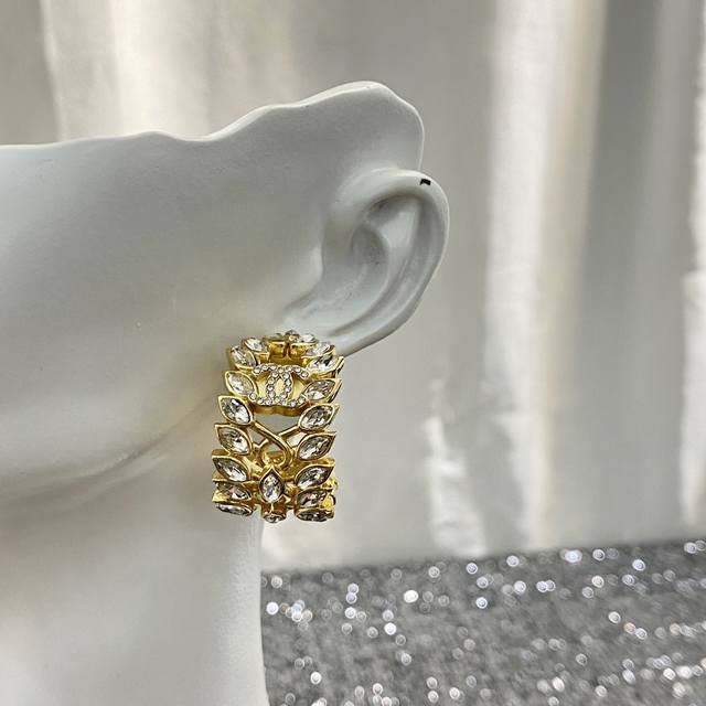 Code E2048 0257825 Chanel earrings are a hot-selling item. Available in a new ZP