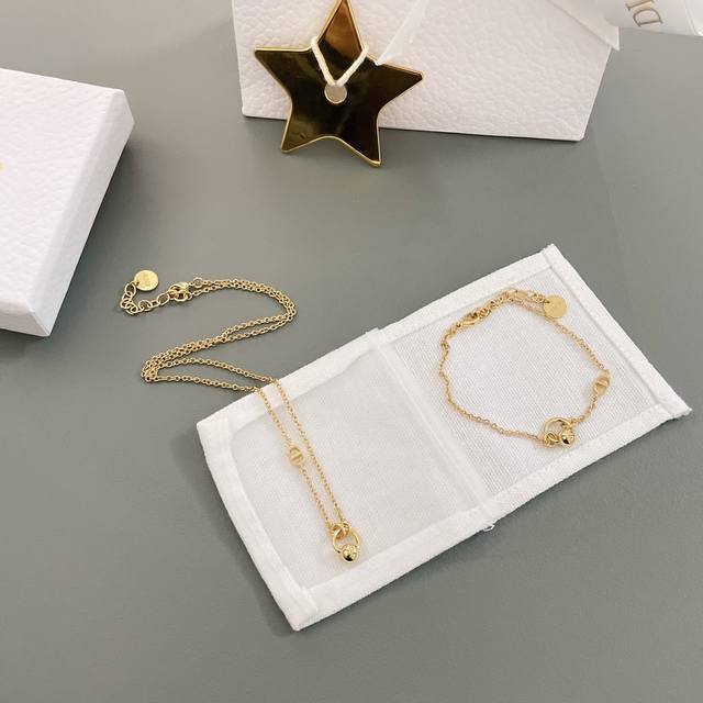 High-quality details as shown in the picture necklace bracelet D circle star nec