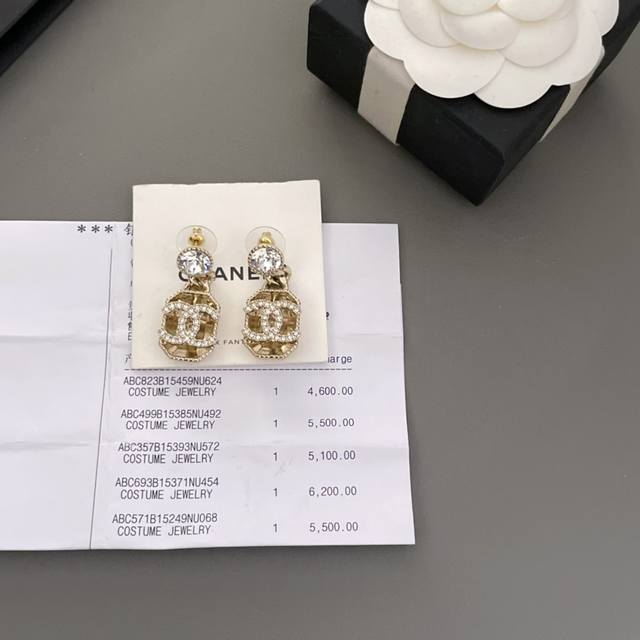 the presses! Z 6200, incredibly beautiful, simple and elegant! Made of pale gold