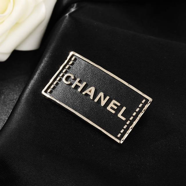 Chanel Autumn/Winter Series Diamond Double C Brooch is a unique design that adds
