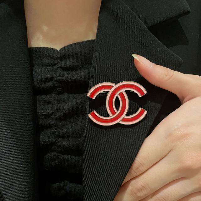 Chanel counters have released new Chanel brooches, which are the most understand
