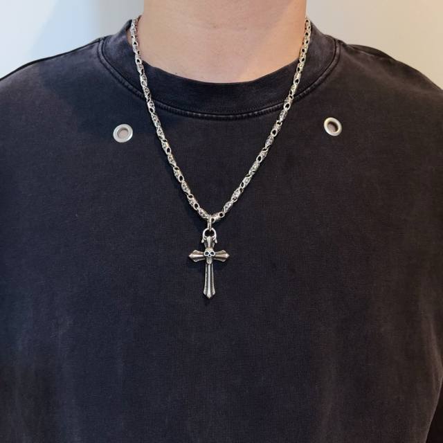 New counter-quality Chrome Hearts classic retro necklace, featuring a skull cros