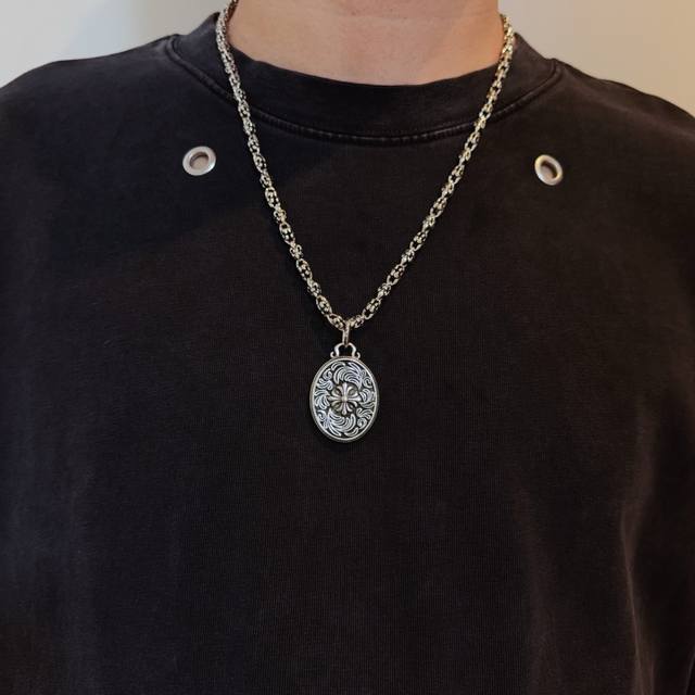 New, counter-quality Chrome Hearts classic retro Scout flower necklace, featurin