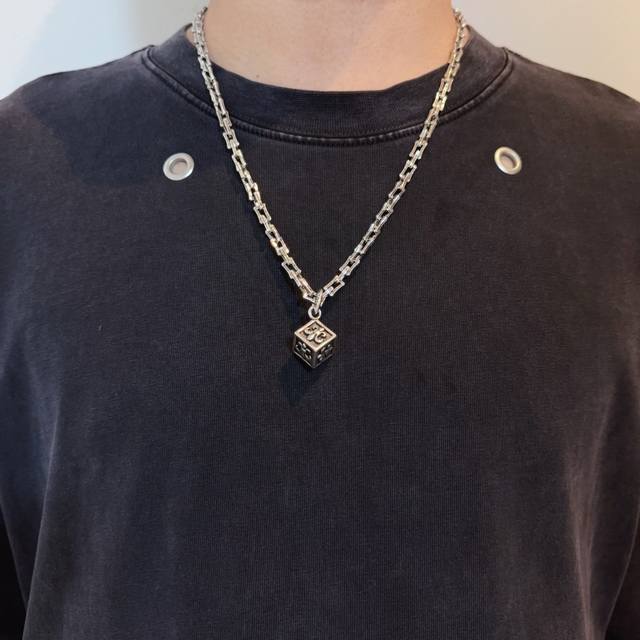 New counter-quality Chrome Hearts classic retro necklace, featuring a dice penda