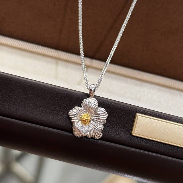 A6518 Popular Vintage Collection: Gardenia Frosted Brushed Two-Tone Necklace. Re