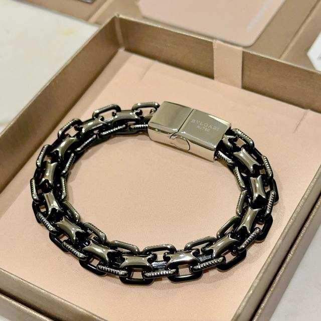 Bvlgari bracelet made of V-gold. This Divas' Dream series bracelet is in perfect