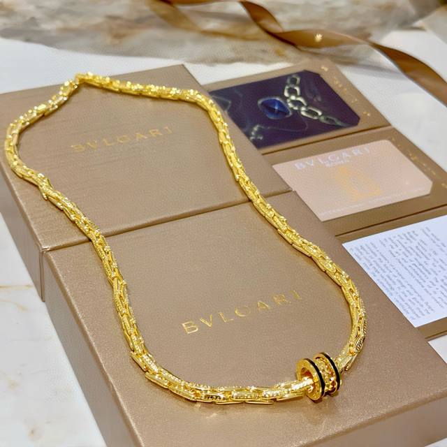 Bulgari necklace in V gold. The Divas' Dream collection is immaculately presente