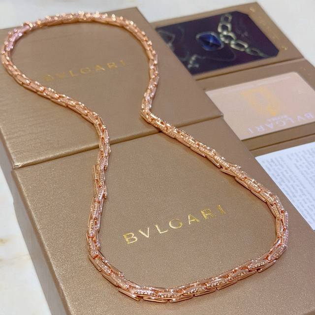 Bulgari necklace in rose gold. The Divas' Dream collection is immaculately prese