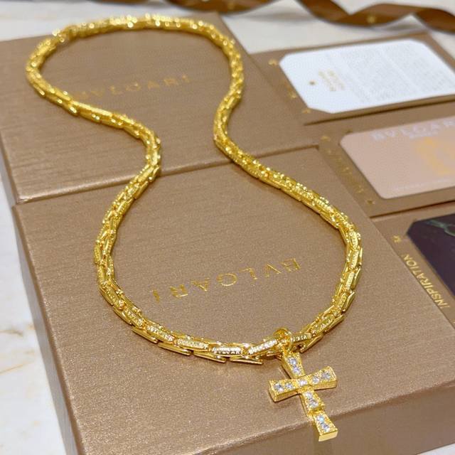 Bulgari necklace in V gold. The Divas' Dream series is immaculately presented, w