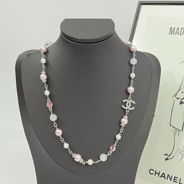 Chanel necklaces are a hot seller! New arrivals: 25 batches of pink and white gl