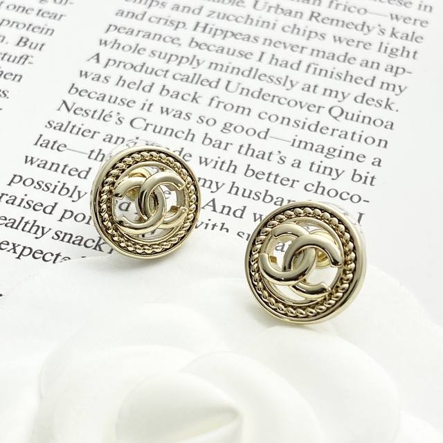 Chanel earrings are a hot seller! New Chanel 25 hollow double C chain round earr