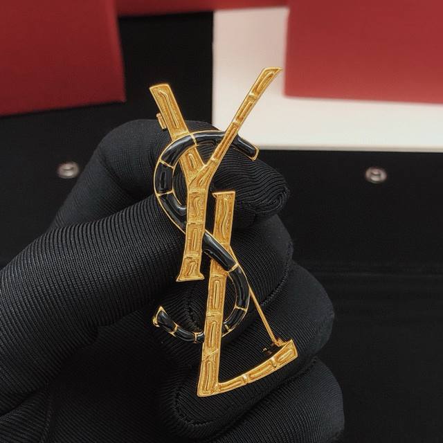 No. Yxz0018Ysl brooch gold black base oil full of high-end feeling