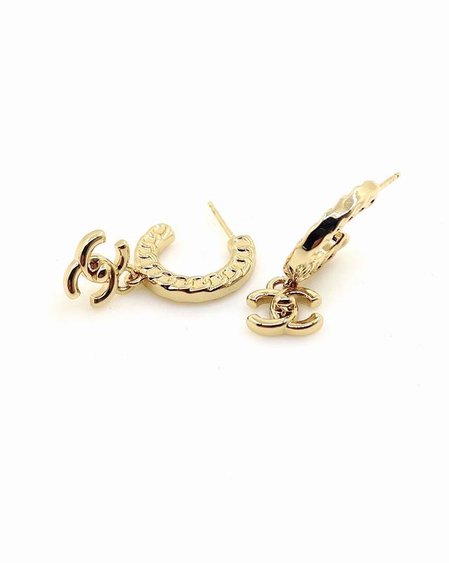 Chanel latest polished Cc ear hook consistent with the Z batch brass material