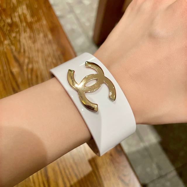 Chanel high-quality acrylic wide bracelet. New thick bracelet from Chanel Bracel